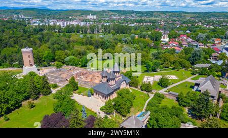 Panoramablick auf den fürstlichen Hof in der rumänischen Stadt Targoviste Stockfoto