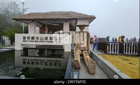 Ein Brunnen in einem kleinen Garten neben einem Haus im Duo Yi Shu, China Stockfoto