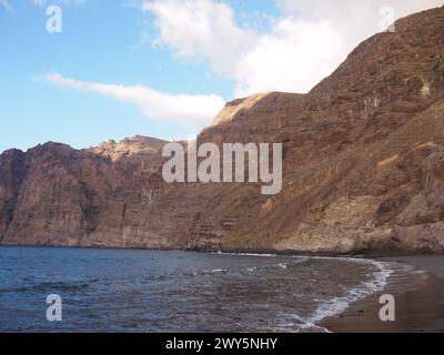 Playa de los Guíos (Acantilados de los Gigantes - Klippen der Riesen, Santiago del Teide, Teneriffa, Kanarische Inseln, Spanien) Stockfoto