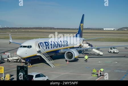 Flugzeug Ryanair, Rollfeld, Flughafen BER, Berlin-Brandenburg, Deutschland *** Ryanair Flugzeug, Rollweg, BER Flughafen, Berlin Brandenburg, Deutschland Stockfoto