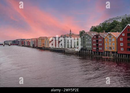 Sonnenuntergang Pastellhimmel über Pfahlhäusern im Bezirk Brygge, entlang der Nidelva in Trondheim, Norwegen. Norwegisches Reiseziel Stockfoto