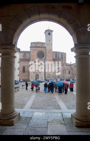 Gruppe von Touristen am Hauptplatz. Blick von der Arkade. Sigüenza, Provinz Guadalajara. Castilla La Mancha, Spanien. Stockfoto