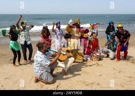 Indien, Goa, Anjuna, Musiker am Ozran Beach (Little Vagator Beach), Stockfoto