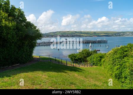 Peveril Point, Swanage, Großbritannien - 21. Juni 2023: Blick auf den Swanage Pier und die Überreste des alten Piers in Swanage Bay. Stockfoto