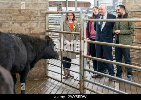 Premierminister Humza Yousaf (rechts) mit Lucy Beattie, SNP-Kandidat für Caithness Sutherland und Easter Ross, Emma Roddick MSP und Geschäftsführer Grant MacPherson während eines Besuchs in Dingwall und Highland Mart in Dingwall in den schottischen Highlands. Bilddatum: Donnerstag, 4. April 2024. Stockfoto