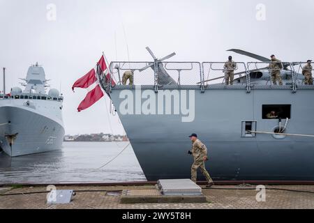 Die Fregatte Iver Huitfeldt kommt am Donnerstag, 4. April 2024, im Basishafen der Marinestation Korsoer an. Seit Februar 2024 ist die dänische Fregatte Iver Huitfeldt im Rahmen der internationalen Koalitionsoperation Prosperity Guardian im Roten Meer stationiert. Aufgabe der Koalition ist es, die zivile Schifffahrt vor Angriffen der Huthi-Bewegung im Jemen zu schützen. (Foto: Ida Marie Odgaard/Ritzau Scanpix) Stockfoto