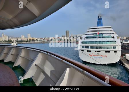 Das Kreuzfahrtschiff Thomson Majesty liegt in Puerto de la Luz, Las Palmas, aus Sicht des P&O Kreuzfahrtschiffs Ventura. Stockfoto