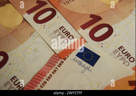 Fragmente von 10-Euro-Banknoten, Vorderseite, Nahaufnahme. Stockfoto