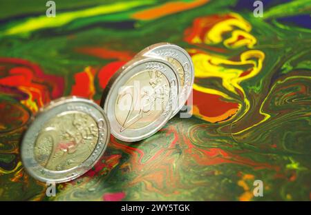 Nahaufnahme von 2 Euro-Münzen, die am Rand stehen Stockfoto