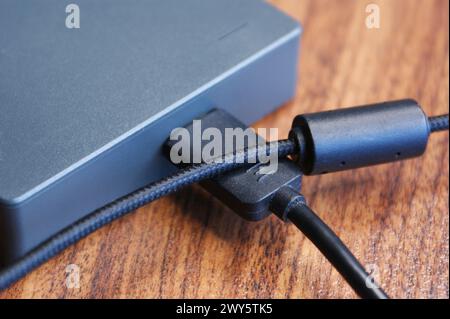 Externe Festplatte mit Nahaufnahme der Kabel. Stockfoto