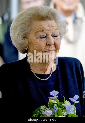 SOESTDIJK, Niederlande, 04-04-2024 Prinzessin Beatrix enthüllt im Park des Soestdijk Palace die Bronzeskulptur-Gruppe „die Königliche Familie“. Das Gruppenporträt wurde 1996 vom Bildhauer Arthur Spronken erstellt und besteht aus den Porträts der damaligen Königin Beatrix, des Prinzen Claus und ihrer drei Söhne. Quelle: NL Beeld / Patrick van EMST Stockfoto