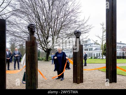 SOESTDIJK, Niederlande, 04-04-2024 Prinzessin Beatrix enthüllt im Park des Soestdijk Palace die Bronzeskulptur-Gruppe „die Königliche Familie“. Das Gruppenporträt wurde 1996 vom Bildhauer Arthur Spronken erstellt und besteht aus den Porträts der damaligen Königin Beatrix, des Prinzen Claus und ihrer drei Söhne. Quelle: NL Beeld / Patrick van EMST Stockfoto