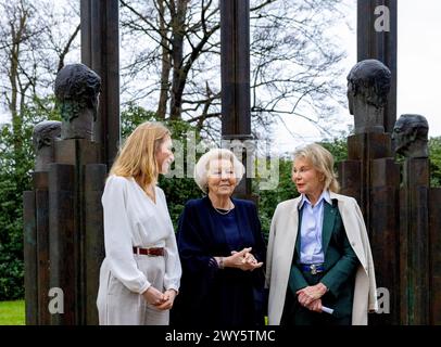 SOESTDIJK, Niederlande, 04-04-2024 Prinzessin Beatrix enthüllt im Park des Soestdijk Palace die Bronzeskulptur-Gruppe „die Königliche Familie“. Das Gruppenporträt wurde 1996 vom Bildhauer Arthur Spronken erstellt und besteht aus den Porträts der damaligen Königin Beatrix, des Prinzen Claus und ihrer drei Söhne. Quelle: NL Beeld / Patrick van EMST Stockfoto