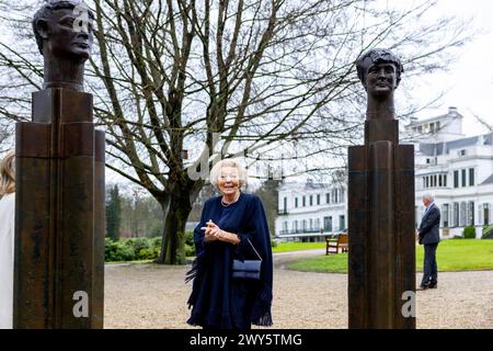 SOESTDIJK, Niederlande, 04-04-2024 Prinzessin Beatrix enthüllt im Park des Soestdijk Palace die Bronzeskulptur-Gruppe „die Königliche Familie“. Das Gruppenporträt wurde 1996 vom Bildhauer Arthur Spronken erstellt und besteht aus den Porträts der damaligen Königin Beatrix, des Prinzen Claus und ihrer drei Söhne. Quelle: NL Beeld / Patrick van EMST Stockfoto