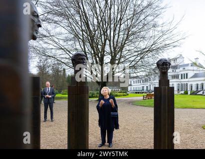 SOESTDIJK, Niederlande, 04-04-2024 Prinzessin Beatrix enthüllt im Park des Soestdijk Palace die Bronzeskulptur-Gruppe „die Königliche Familie“. Das Gruppenporträt wurde 1996 vom Bildhauer Arthur Spronken erstellt und besteht aus den Porträts der damaligen Königin Beatrix, des Prinzen Claus und ihrer drei Söhne. Quelle: NL Beeld / Patrick van EMST Stockfoto