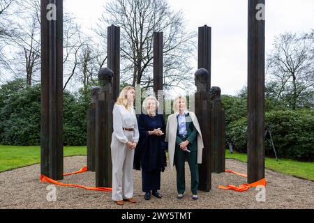 SOESTDIJK, Niederlande, 04-04-2024 Prinzessin Beatrix enthüllt im Park des Soestdijk Palace die Bronzeskulptur-Gruppe „die Königliche Familie“. Das Gruppenporträt wurde 1996 vom Bildhauer Arthur Spronken erstellt und besteht aus den Porträts der damaligen Königin Beatrix, des Prinzen Claus und ihrer drei Söhne. Quelle: NL Beeld / Patrick van EMST Stockfoto