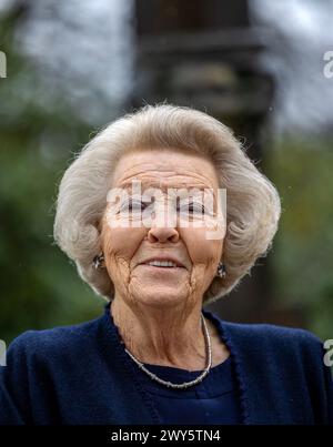 SOESTDIJK, Niederlande, 04-04-2024 Prinzessin Beatrix enthüllt im Park des Soestdijk Palace die Bronzeskulptur-Gruppe „die Königliche Familie“. Das Gruppenporträt wurde 1996 vom Bildhauer Arthur Spronken erstellt und besteht aus den Porträts der damaligen Königin Beatrix, des Prinzen Claus und ihrer drei Söhne. Quelle: NL Beeld / Patrick van EMST Stockfoto