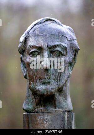 SOESTDIJK, Niederlande, 04-04-2024 Prinzessin Beatrix enthüllt im Park des Soestdijk Palace die Bronzeskulptur-Gruppe „die Königliche Familie“. Das Gruppenporträt wurde 1996 vom Bildhauer Arthur Spronken erstellt und besteht aus den Porträts der damaligen Königin Beatrix, des Prinzen Claus und ihrer drei Söhne. Quelle: NL Beeld / Patrick van EMST Stockfoto