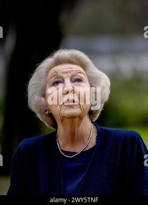 SOESTDIJK, Niederlande, 04-04-2024 Prinzessin Beatrix enthüllt im Park des Soestdijk Palace die Bronzeskulptur-Gruppe „die Königliche Familie“. Das Gruppenporträt wurde 1996 vom Bildhauer Arthur Spronken erstellt und besteht aus den Porträts der damaligen Königin Beatrix, des Prinzen Claus und ihrer drei Söhne. Quelle: NL Beeld / Patrick van EMST Stockfoto