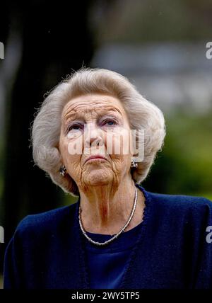 SOESTDIJK, Niederlande, 04-04-2024 Prinzessin Beatrix enthüllt im Park des Soestdijk Palace die Bronzeskulptur-Gruppe „die Königliche Familie“. Das Gruppenporträt wurde 1996 vom Bildhauer Arthur Spronken erstellt und besteht aus den Porträts der damaligen Königin Beatrix, des Prinzen Claus und ihrer drei Söhne. Quelle: NL Beeld / Patrick van EMST Stockfoto