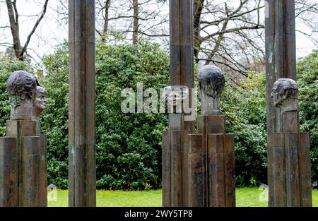 SOESTDIJK, Niederlande, 04-04-2024 Prinzessin Beatrix enthüllt im Park des Soestdijk Palace die Bronzeskulptur-Gruppe „die Königliche Familie“. Das Gruppenporträt wurde 1996 vom Bildhauer Arthur Spronken erstellt und besteht aus den Porträts der damaligen Königin Beatrix, des Prinzen Claus und ihrer drei Söhne. Quelle: NL Beeld / Patrick van EMST Stockfoto