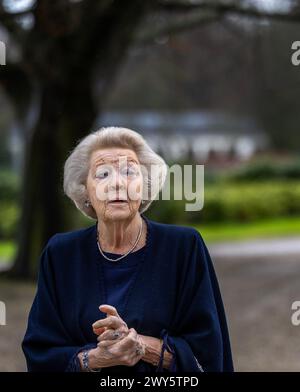 SOESTDIJK, Niederlande, 04-04-2024 Prinzessin Beatrix enthüllt im Park des Soestdijk Palace die Bronzeskulptur-Gruppe „die Königliche Familie“. Das Gruppenporträt wurde 1996 vom Bildhauer Arthur Spronken erstellt und besteht aus den Porträts der damaligen Königin Beatrix, des Prinzen Claus und ihrer drei Söhne. Quelle: NL Beeld / Patrick van EMST Stockfoto