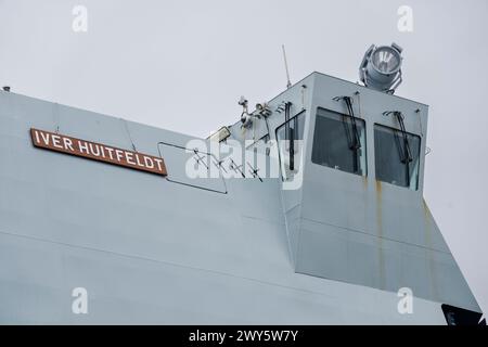 Die Fregatte Iver Huitfeldt kommt am Donnerstag, 4. April 2024, im Basishafen der Marinestation Korsoer an. Seit Februar 2024 ist die dänische Fregatte Iver Huitfeldt im Rahmen der internationalen Koalitionsoperation Prosperity Guardian im Roten Meer stationiert. Aufgabe der Koalition ist es, die zivile Schifffahrt vor Angriffen der Huthi-Bewegung im Jemen zu schützen. (Foto: Ida Marie Odgaard/Ritzau Scanpix) Stockfoto