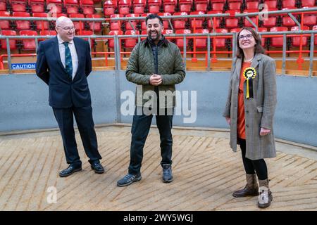 (Von links nach rechts) Geschäftsführer Grant MacPherson, erster Minister Humza Yousaf und SNP-Kandidat für Caithness Sutherland und Easter Ross Lucy Beattie während eines Besuchs in Dingwall und Highland Mart in Dingwall in den schottischen Highlands. Bilddatum: Donnerstag, 4. April 2024. Stockfoto