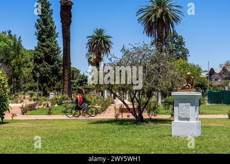 Radfahrer Gehen Durch Den Rosengarten Im Parque General San Martin, Mendoza, Provinz Mendoza, Argentinien. Stockfoto