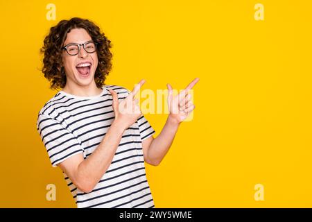 Porträt des verrückten jungen positiven Mannes, der Leere Space inszeniert, kündigt neue Eröffnungskurse auf gelbem Hintergrund an Stockfoto