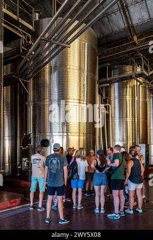 Eine Gruppe von Besuchern auf Einer Führung durch die Bodega Lopez, Mendoza, Provinz Mendoza, Argentinien. Stockfoto