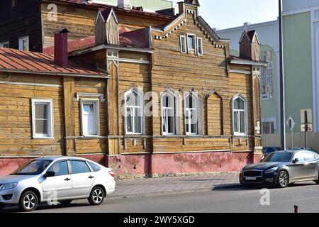 Tambov. Russland. Das Bild zeigt ein zweistöckiges Haus, das im letzten Jahrhundert aus Holz gebaut wurde. Stockfoto