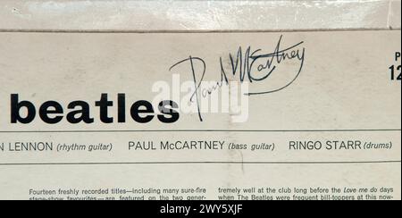 Gefälschtes Autogramm. Mit dem Beatles LP-Cover wurde 1964 von All Four Beatles signiert. Alle Unterschriften sind Fälschungen. London, England, Vereinigtes Königreich 21. August 2016. HOMER SYKES Bild 3 von 5 Stockfoto