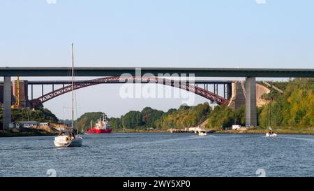 Boote auf dem Kieler Kanal vorbei an der Levensauer Hochbrücke, Schleswig-Holstein, Deutschland Stockfoto