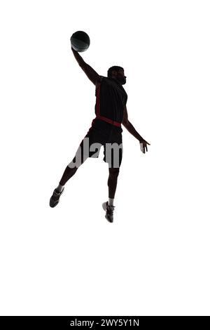 Die durchgehende Silhouette eines männlichen Basketballspielers, der während des Spiels in Bewegung ist, macht den Gewinnmoment auf weißem Hintergrund isoliert. Stockfoto