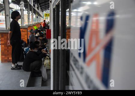 Die Passagiere warten auf die Ankunft des Zuges, der sie am 4. März 2024 im Bahnhof Kiaracondong in Bandung, West-Java, Indonesien, vor der Hijriah-Feier Idul Fitri 1445 nach Hause bringt. Millionen von Menschen beginnen zu gehen, um in ihre Heimatstadt zurückzukehren. Die Tradition des Heimkehrs (Mudik), die normalerweise von indonesischen Muslimen vor Eid al-Fitr praktiziert wird, ist mittlerweile ein wichtiger Teil der Kultur geworden und die Menschen nutzen diesen Heimkehrmoment auch, um sich mit Verwandten in ihrer Heimatstadt zu treffen. (Foto: Dimas Rachmatsyah/SIPA USA) Stockfoto