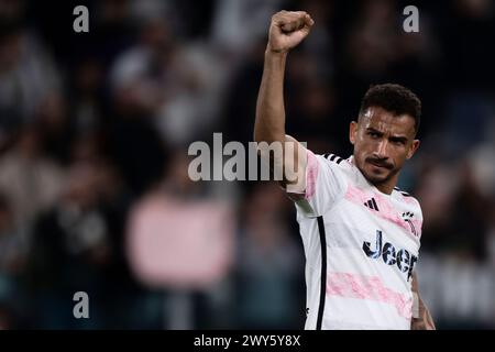 Turin, Italien. 4. April 2024. Danilo Luiz da Silva vom FC Juventus feiert den Sieg am Ende des Halbfinales der Coppa Italia zwischen Juventus FC und SS Lazio. Quelle: Nicolò Campo/Alamy Live News Stockfoto