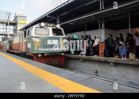 Die Passagiere warten auf die Ankunft des Zuges, der sie am 4. März 2024 im Bahnhof Kiaracondong in Bandung, West-Java, Indonesien, vor der Hijriah-Feier Idul Fitri 1445 nach Hause bringt. Millionen von Menschen beginnen zu gehen, um in ihre Heimatstadt zurückzukehren. Die Tradition des Heimkehrs (Mudik), die normalerweise von indonesischen Muslimen vor Eid al-Fitr praktiziert wird, ist mittlerweile ein wichtiger Teil der Kultur geworden und die Menschen nutzen diesen Heimkehrmoment auch, um sich mit Verwandten in ihrer Heimatstadt zu treffen. (Foto: Dimas Rachmatsyah/SIPA USA) Stockfoto