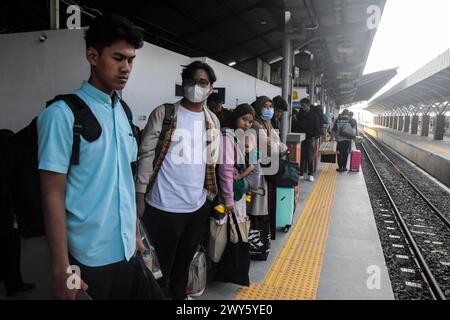 Die Passagiere warten auf die Ankunft des Zuges, der sie am 4. März 2024 im Bahnhof Kiaracondong in Bandung, West-Java, Indonesien, vor der Hijriah-Feier Idul Fitri 1445 nach Hause bringt. Millionen von Menschen beginnen zu gehen, um in ihre Heimatstadt zurückzukehren. Die Tradition des Heimkehrs (Mudik), die normalerweise von indonesischen Muslimen vor Eid al-Fitr praktiziert wird, ist mittlerweile ein wichtiger Teil der Kultur geworden und die Menschen nutzen diesen Heimkehrmoment auch, um sich mit Verwandten in ihrer Heimatstadt zu treffen. (Foto: Dimas Rachmatsyah/SIPA USA) Stockfoto