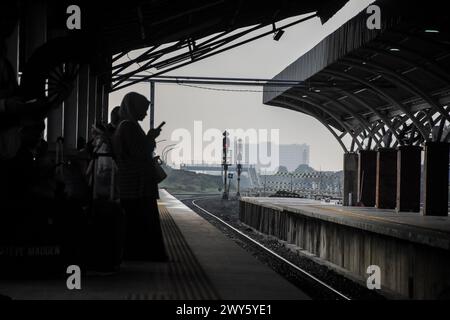 Die Passagiere warten auf die Ankunft des Zuges, der sie am 4. März 2024 im Bahnhof Kiaracondong in Bandung, West-Java, Indonesien, vor der Hijriah-Feier Idul Fitri 1445 nach Hause bringt. Millionen von Menschen beginnen zu gehen, um in ihre Heimatstadt zurückzukehren. Die Tradition des Heimkehrs (Mudik), die normalerweise von indonesischen Muslimen vor Eid al-Fitr praktiziert wird, ist mittlerweile ein wichtiger Teil der Kultur geworden und die Menschen nutzen diesen Heimkehrmoment auch, um sich mit Verwandten in ihrer Heimatstadt zu treffen. (Foto: Dimas Rachmatsyah/SIPA USA) Stockfoto