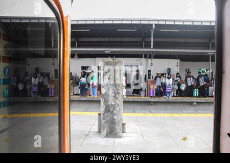 Die Passagiere warten auf die Ankunft des Zuges, der sie am 4. März 2024 im Bahnhof Kiaracondong in Bandung, West-Java, Indonesien, vor der Hijriah-Feier Idul Fitri 1445 nach Hause bringt. Millionen von Menschen beginnen zu gehen, um in ihre Heimatstadt zurückzukehren. Die Tradition des Heimkehrs (Mudik), die normalerweise von indonesischen Muslimen vor Eid al-Fitr praktiziert wird, ist mittlerweile ein wichtiger Teil der Kultur geworden und die Menschen nutzen diesen Heimkehrmoment auch, um sich mit Verwandten in ihrer Heimatstadt zu treffen. (Foto: Dimas Rachmatsyah/SIPA USA) Stockfoto