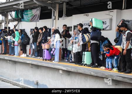 Die Passagiere warten auf die Ankunft des Zuges, der sie am 4. März 2024 im Bahnhof Kiaracondong in Bandung, West-Java, Indonesien, vor der Hijriah-Feier Idul Fitri 1445 nach Hause bringt. Millionen von Menschen beginnen zu gehen, um in ihre Heimatstadt zurückzukehren. Die Tradition des Heimkehrs (Mudik), die normalerweise von indonesischen Muslimen vor Eid al-Fitr praktiziert wird, ist mittlerweile ein wichtiger Teil der Kultur geworden und die Menschen nutzen diesen Heimkehrmoment auch, um sich mit Verwandten in ihrer Heimatstadt zu treffen. (Foto: Dimas Rachmatsyah/SIPA USA) Stockfoto