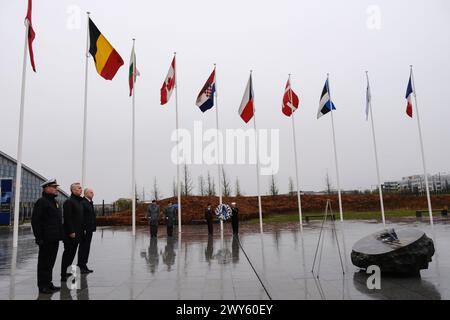 Brüssel, Belgien April 2024. Kranzniederlegung durch den NATO-Generalsekretär und den Vorsitzenden des Militärausschusses während einer Zeremonie zum 75. Jahrestag der NATO am 4. April 2024 in Brüssel, Belgien. Quelle: ALEXANDROS MICHAILIDIS/Alamy Live News Stockfoto