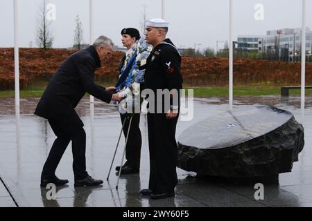 Brüssel, Belgien April 2024. Kranzniederlegung durch den NATO-Generalsekretär und den Vorsitzenden des Militärausschusses während einer Zeremonie zum 75. Jahrestag der NATO am 4. April 2024 in Brüssel, Belgien. Quelle: ALEXANDROS MICHAILIDIS/Alamy Live News Stockfoto