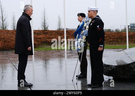 Brüssel, Belgien April 2024. Kranzniederlegung durch den NATO-Generalsekretär und den Vorsitzenden des Militärausschusses während einer Zeremonie zum 75. Jahrestag der NATO am 4. April 2024 in Brüssel, Belgien. Quelle: ALEXANDROS MICHAILIDIS/Alamy Live News Stockfoto