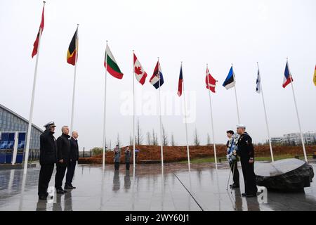 Brüssel, Belgien April 2024. Kranzniederlegung durch den NATO-Generalsekretär und den Vorsitzenden des Militärausschusses während einer Zeremonie zum 75. Jahrestag der NATO am 4. April 2024 in Brüssel, Belgien. Quelle: ALEXANDROS MICHAILIDIS/Alamy Live News Stockfoto