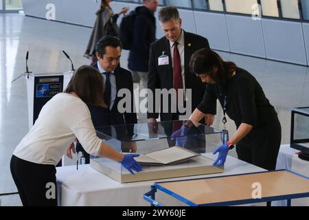 Brüssel, Belgien April 2024. Der Washingtoner Vertrag wird während einer Zeremonie anlässlich des 75-jährigen Jubiläums der NATO am 4. April 2024 in Brüssel, Belgien, ausgestellt. Credit: ALEXANDROS MICHAILIDIS/Alamy Live News Stockfoto