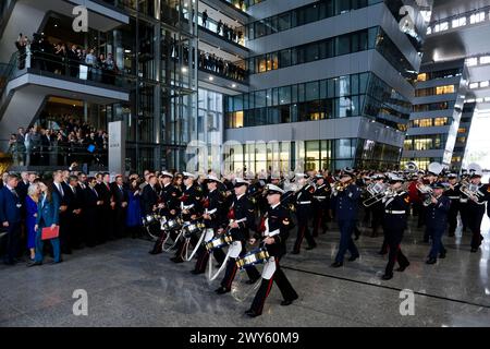 Brüssel, Belgien April 2024. Die Armeeband tritt während einer Zeremonie zum 75. Jahrestag der NATO am 4. April 2024 im NATO-Hauptquartier in Brüssel auf. Quelle: ALEXANDROS MICHAILIDIS/Alamy Live News Stockfoto