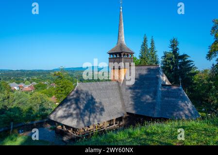 Die Holzkirche von Calinesti Caeni in Calinesti, Rumänien Stockfoto