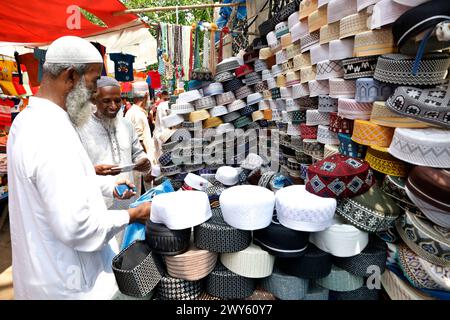 Dhaka, Bangladesch - 4. April 2024: Anlässlich des heiligen Eid kaufen viele Gläubige Attar, Mützen und Zaynamaz vom Nordtor Baituls Stockfoto